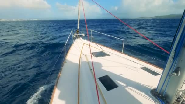 Modern yacht som går på vågor i blå hav. — Stockvideo