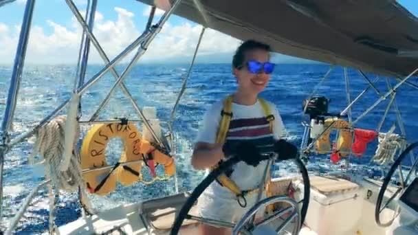 Happy woman drives a yacht on ocean. — Stock Video