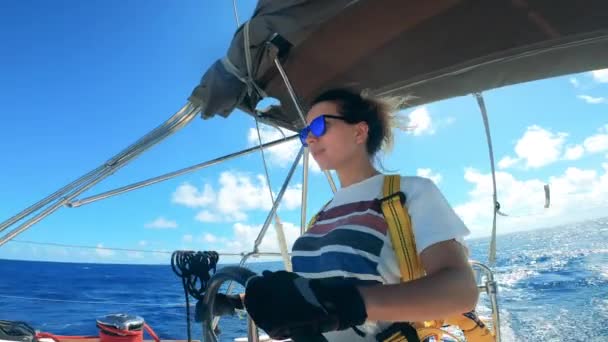 Девушка держит штурвал во время вождения яхты . — стоковое видео