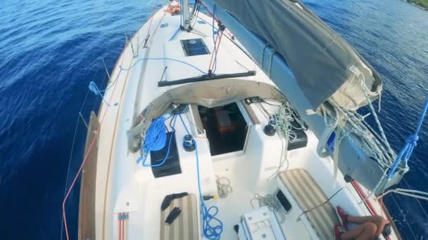 Persona che naviga su uno yacht in mare . — Video Stock