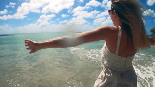 Kvinnlig turist njuter av havet på solig dag. — Stockvideo