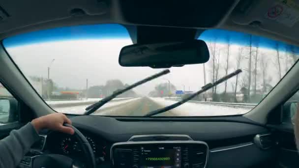 Une personne conduit une voiture sur une autoroute . — Video