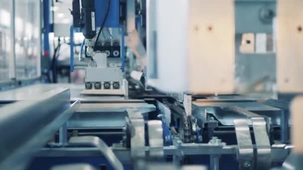 Máquina de trabalho monta caixas de papelão . — Vídeo de Stock