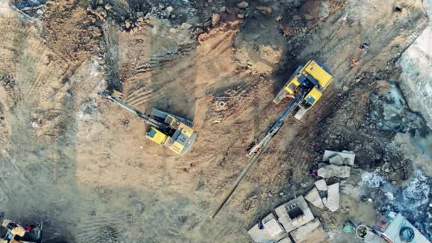 Dos excavadoras conducen en una carrera con la tierra. Equipos de construcción, maquinaria industrial pesada . — Vídeo de stock