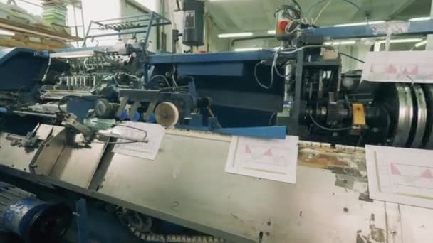 Máquina de encadernação e páginas de papel com diagramas que se movem através dele — Vídeo de Stock