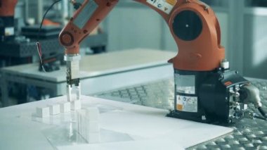 Robot mekanizması küçük nesneleri biriktiriyor