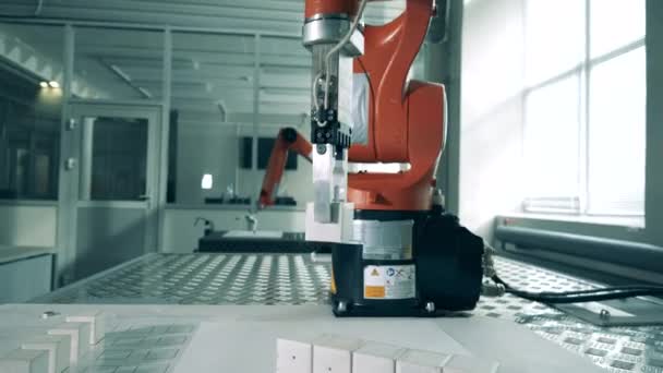 Roboterarm setzt kleine Würfel zusammen — Stockvideo