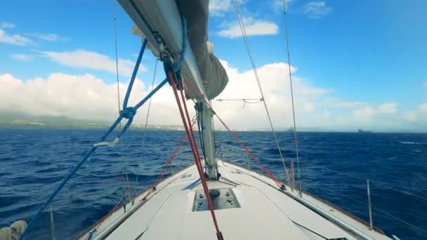 Лодка, плывущая по воде в Карибском море . — стоковое видео