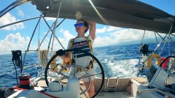 Smiling woman rides white yacht. — Stock Video