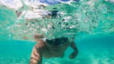 Adam maske takarak denizde yüzüyor..