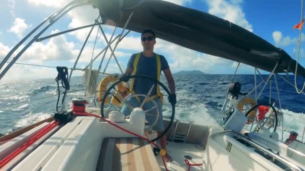 Un touriste masculin navigue sur un yacht . — Video