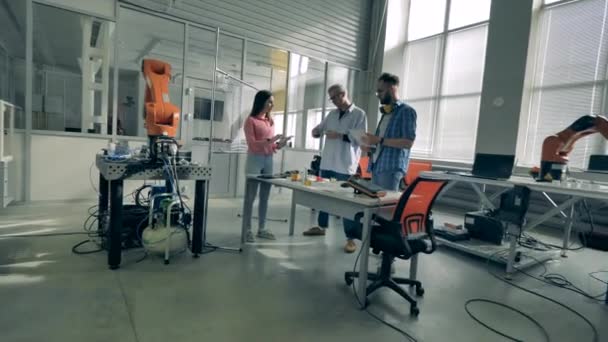 Naturwissenschaftsstudenten beobachten in einem Labor bionische Werkzeuge. Teamarbeit im innovativen Technologielabor. — Stockvideo