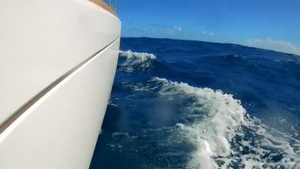 Buques blancos a bordo y aguas azules del océano — Vídeos de Stock