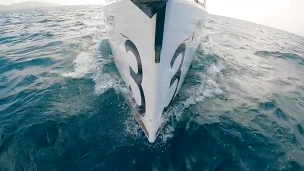 Egy hajó hajózik át az óceánon. Nyári kalandkoncepció. — Stock videók