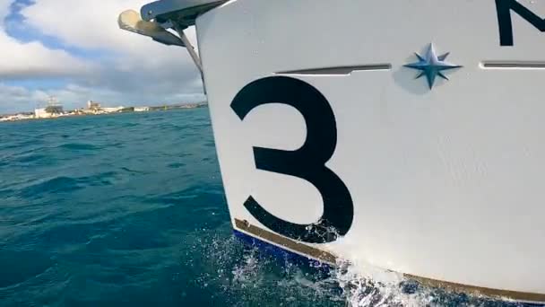 ग्रीष्मकालीन साहसिक अवधारणा यह समुद्र में धीमी गति में नौका . — स्टॉक वीडियो