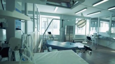 Tıbbi cihazları olan bir ameliyathane.