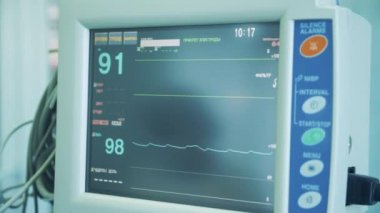 Hastanın kalp atış hızı tıbbi ekranda.