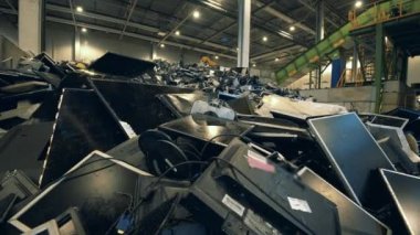 Kapalı bir yere atılmış bilgisayar monitörleri.