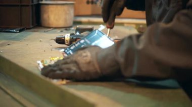 Bilgisayar, çöplük işçisi tarafından sökülüyor.