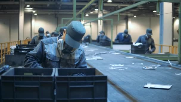 Bristfällig elektronik sorteras av deponiarbetare. Manliga fabriksanställda sorterar avfall. — Stockvideo