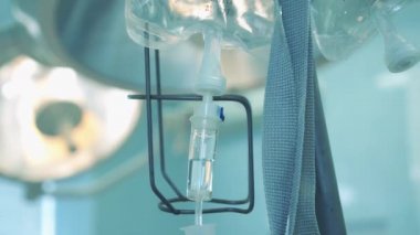 Klinikte şişe düşürüyorum..