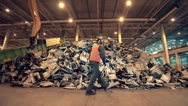 Avfall av skräp inspekteras av en specialist. — Stockvideo