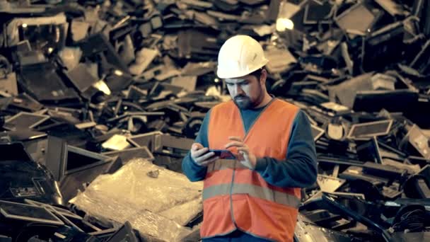 Elektronische afvalrecyclingfabriek. Mannelijke werknemer op een stortplaats met afgedankte computers — Stockvideo