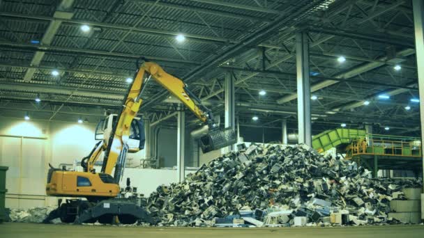 Vehículo industrial está descargando desechos de residuos. Fábrica electrónica de reciclaje de basura . — Vídeos de Stock