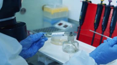 Covid-19 test tüpü bir laboratuarda analiz ediliyor.