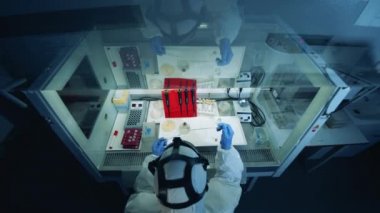 Coronavirus COVID-19 konsepti. Biyokimyasal testler yapan bir uzmanla laboratuvar kutusu.