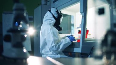 Covid-19 araştırmacısı bir laboratuarda test yaptırıyor.