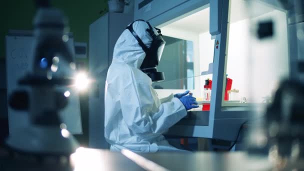 Covid-19 forskare gör tester i ett laboratorium — Stockvideo
