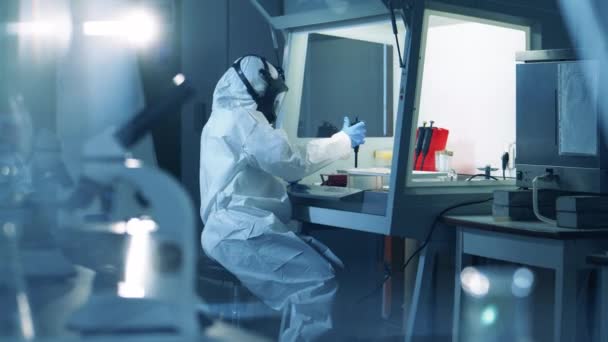 Laboratóriumi egység egy kutatóval, aki a szondák elemzését végzi. Coronavirus 2019-nCoV koncepció. — Stock videók