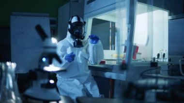 Covid-19 araştırmacısı bir test tüpünü inceliyor. Coronavirus COVID-19 konsepti.