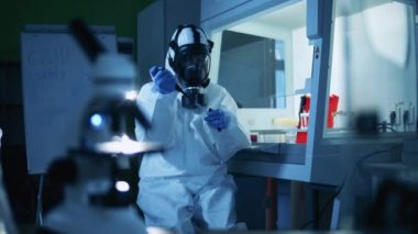 Coronavirus COVID-19 konsepti. Bir covid-19 araştırmacısı tarafından biyokimyasal örnek inceleniyor.