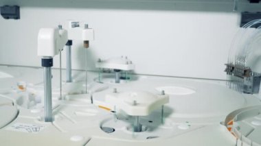 Biyokimyasal analiz makinesinin hızlı hareketi