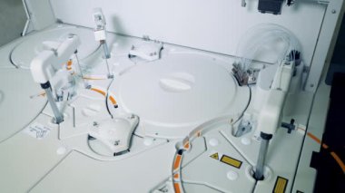 Çalışırken biyokimyasal analiz aygıtı