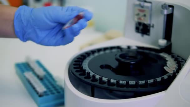 Covid-19, coronavirus, coronavirus comcept. Het monster wordt geschud en in een centrifuge gebracht. — Stockvideo