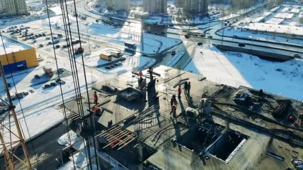 Sitio de construcción con trabajadores en una ciudad . — Vídeo de stock