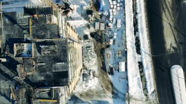 İnşaat, inşaat endüstrisi. İnşaat işçileri vinci olan bir inşaat alanında..