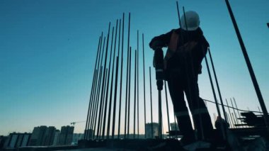 Erkek işçi inşaat sahasında kazı yapıyor..