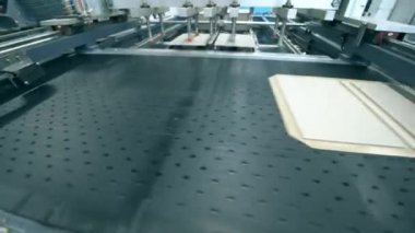 Fabrika taşıyıcısı kağıt kapakları üretiyor ve değiştiriyor