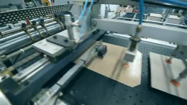 Pappbezüge werden von der Fabrikmaschine gefertigt — Stockvideo