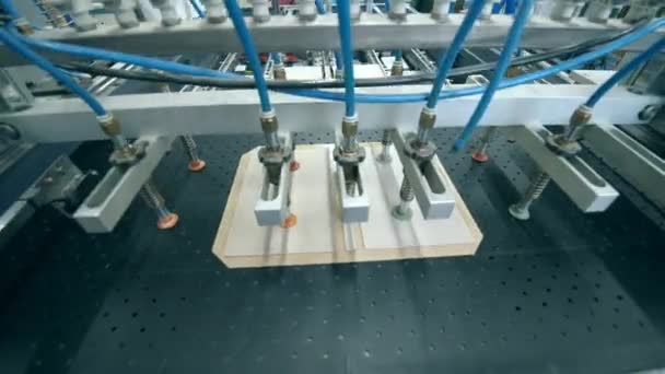 Mecanismo industrial é fabricação de tampas de papelão — Vídeo de Stock