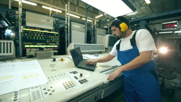 Consola de computador e um operário de fábrica masculino — Vídeo de Stock