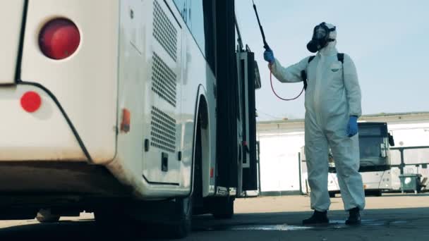 Prevenção de coronavírus, processo de desinfecção sanitária. A entrada do autocarro está a ser desinfectada quimicamente por um especialista. — Vídeo de Stock