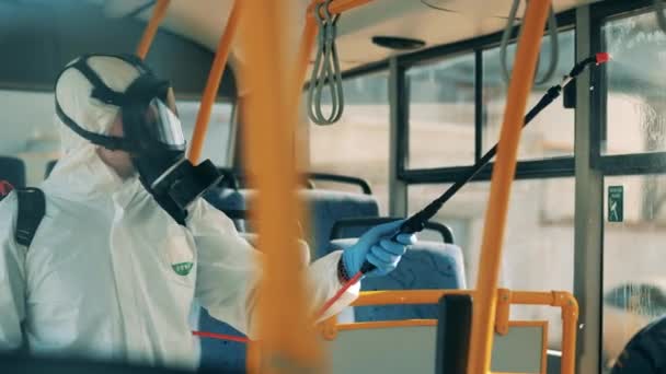 Koronavirová pandemie, dezinfekce. Dezinfekce autobusu je prováděna hygienickým pracovníkem — Stock video