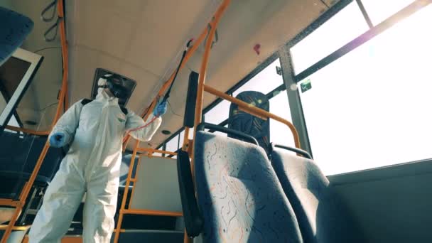 Prevenzione del coronavirus, disinfezione sanitaria. Vista interna di un autobus chimicamente igienizzato da uno specialista — Video Stock