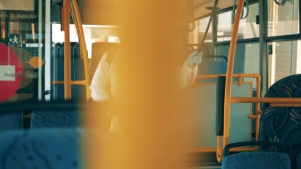 Специалист по защитному костюму дезинфицирует интерьер автобуса — стоковое видео