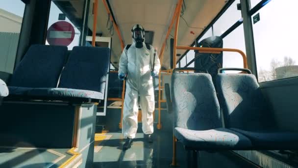 Sanitatie persoon doet chemische behandeling in een bus — Stockvideo